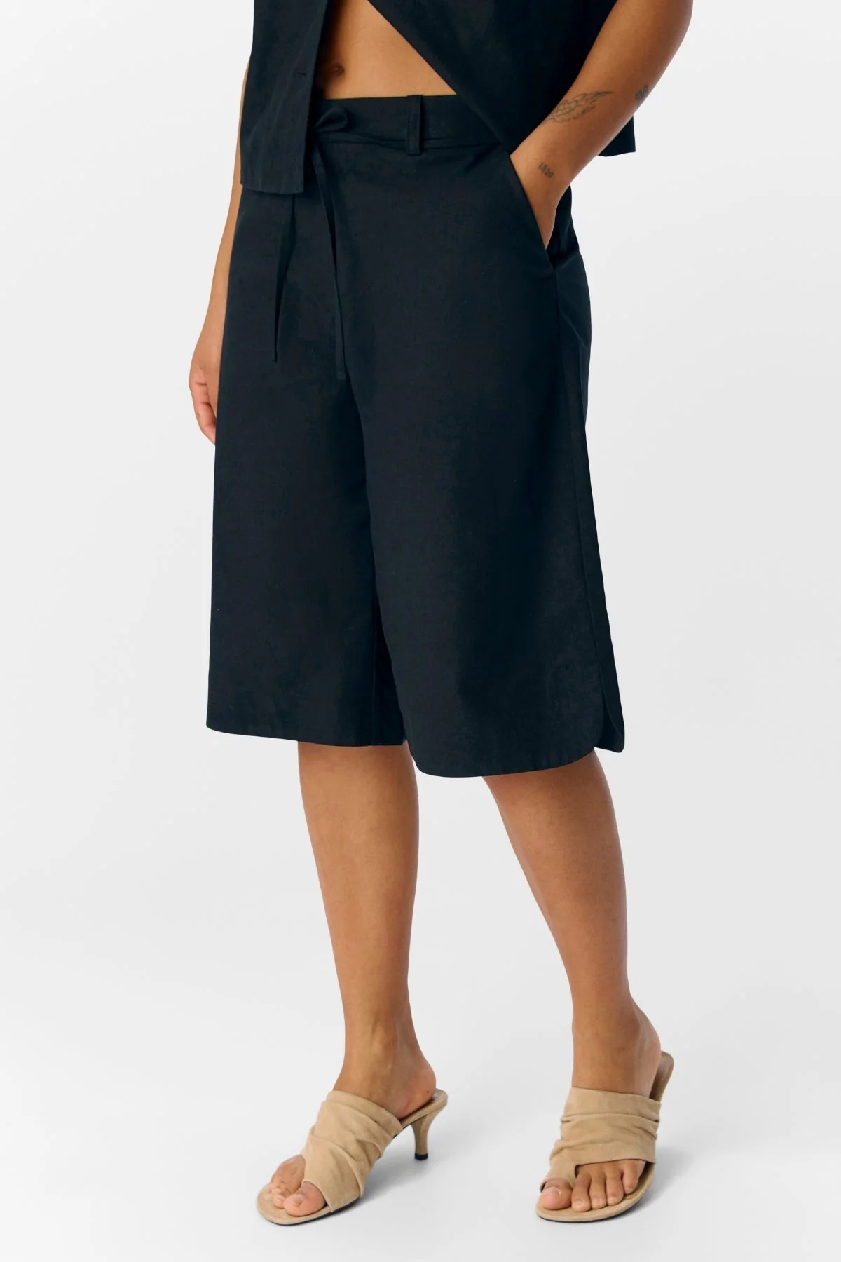 Aura Bermuda Shorts - Schwarz