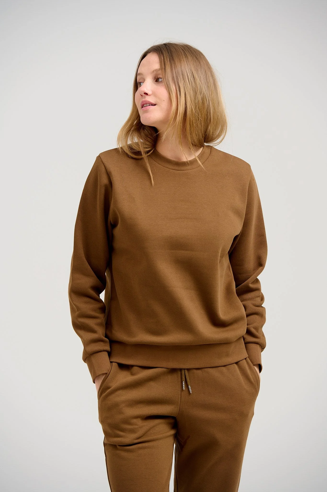 Basic Sweatsuit mit Crewneck (braun) - Paketangebot (Damen)