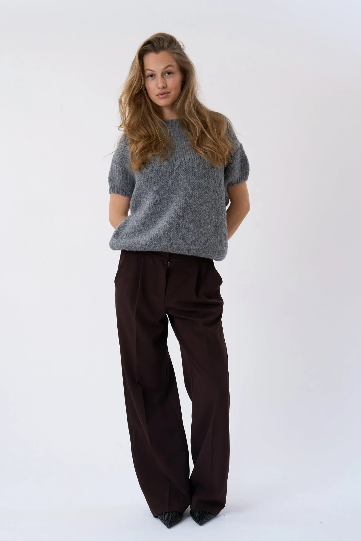 Chloe Kurzarmstrick – Grau - Image 3