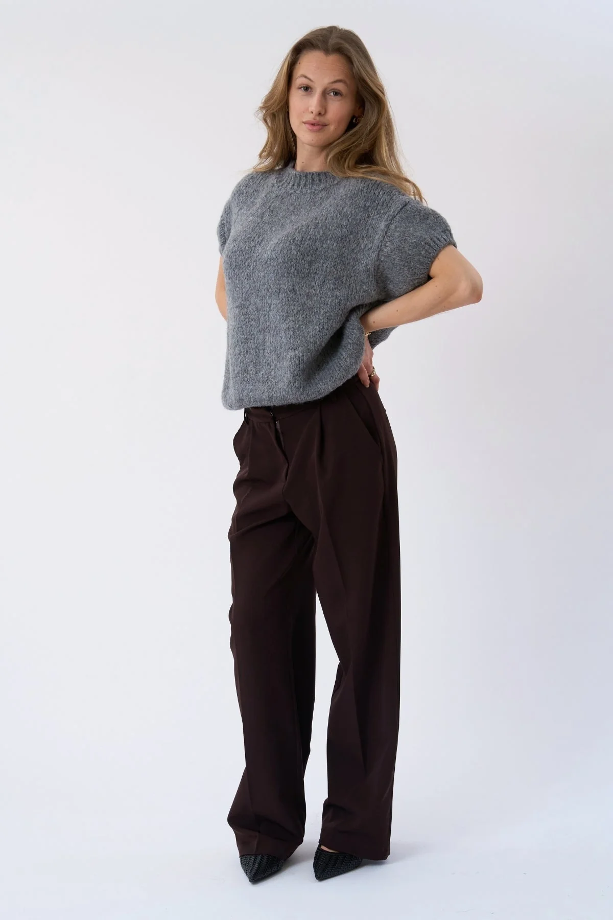 Chloe Kurzarmstrick – Grau - Image 4