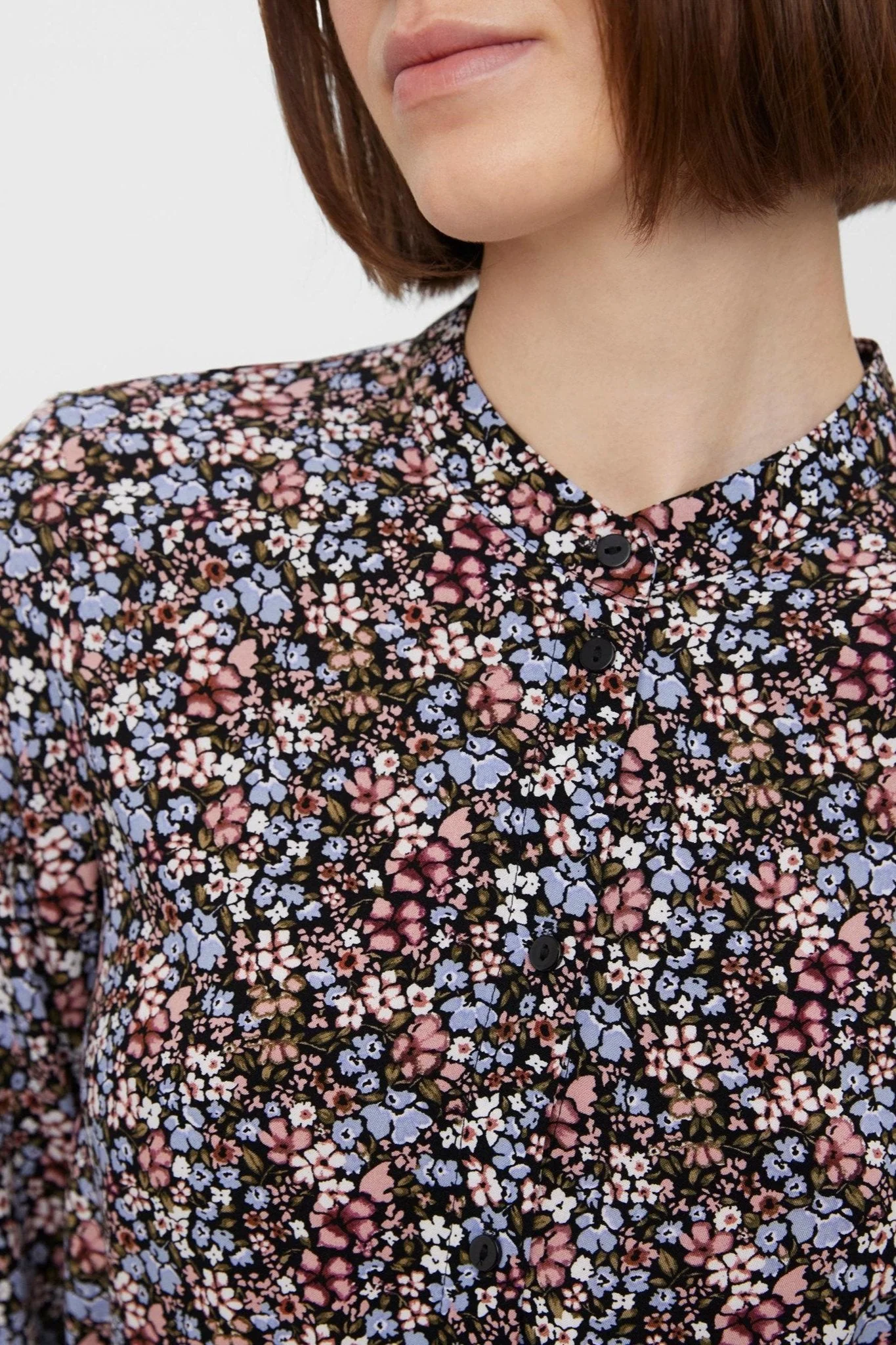 Einfach langes Hemdkleid - schwarz mit blauen Blumen - Image 2