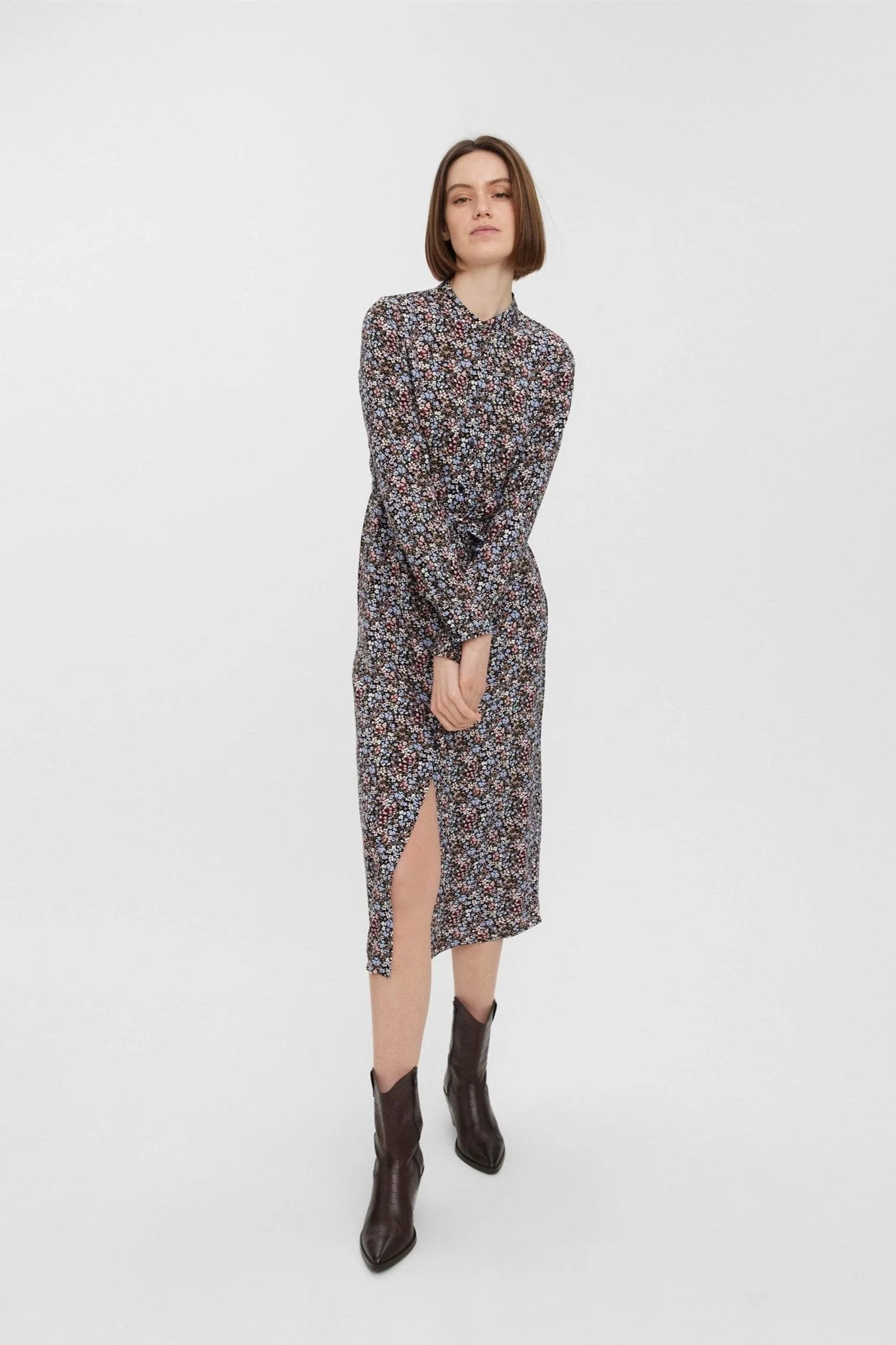 Einfach langes Hemdkleid - schwarz mit blauen Blumen - Image 3