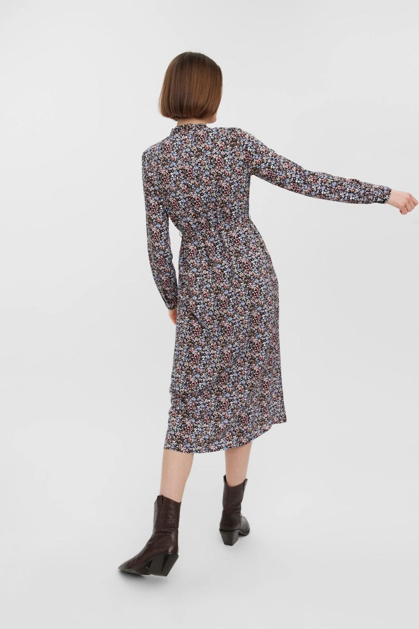 Einfach langes Hemdkleid - schwarz mit blauen Blumen - Image 4
