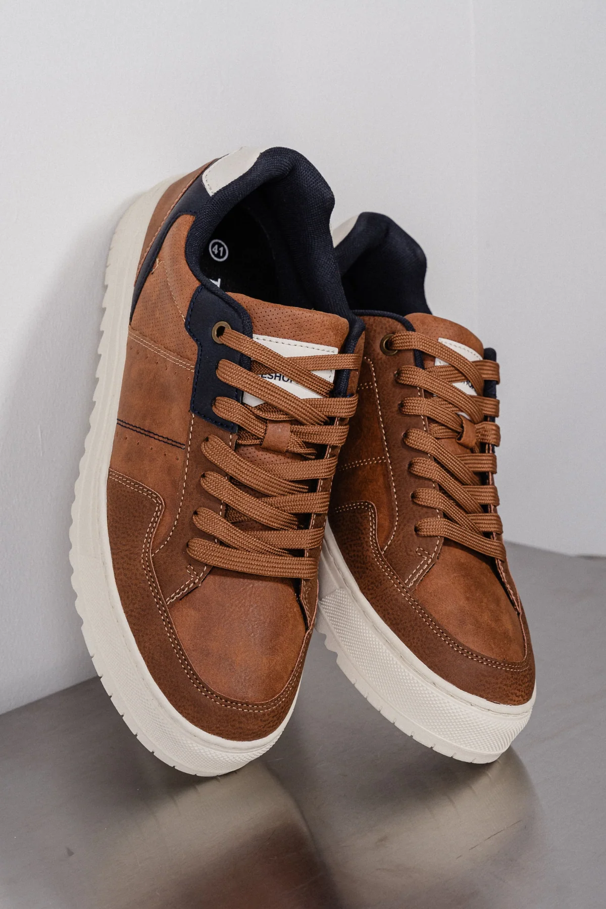 Klassischer Sneaker - Brown - Image 3