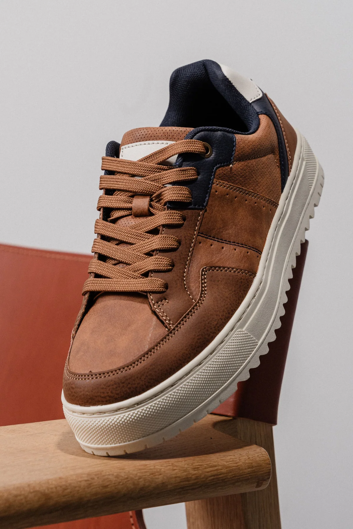 Klassischer Sneaker - Brown - Image 4