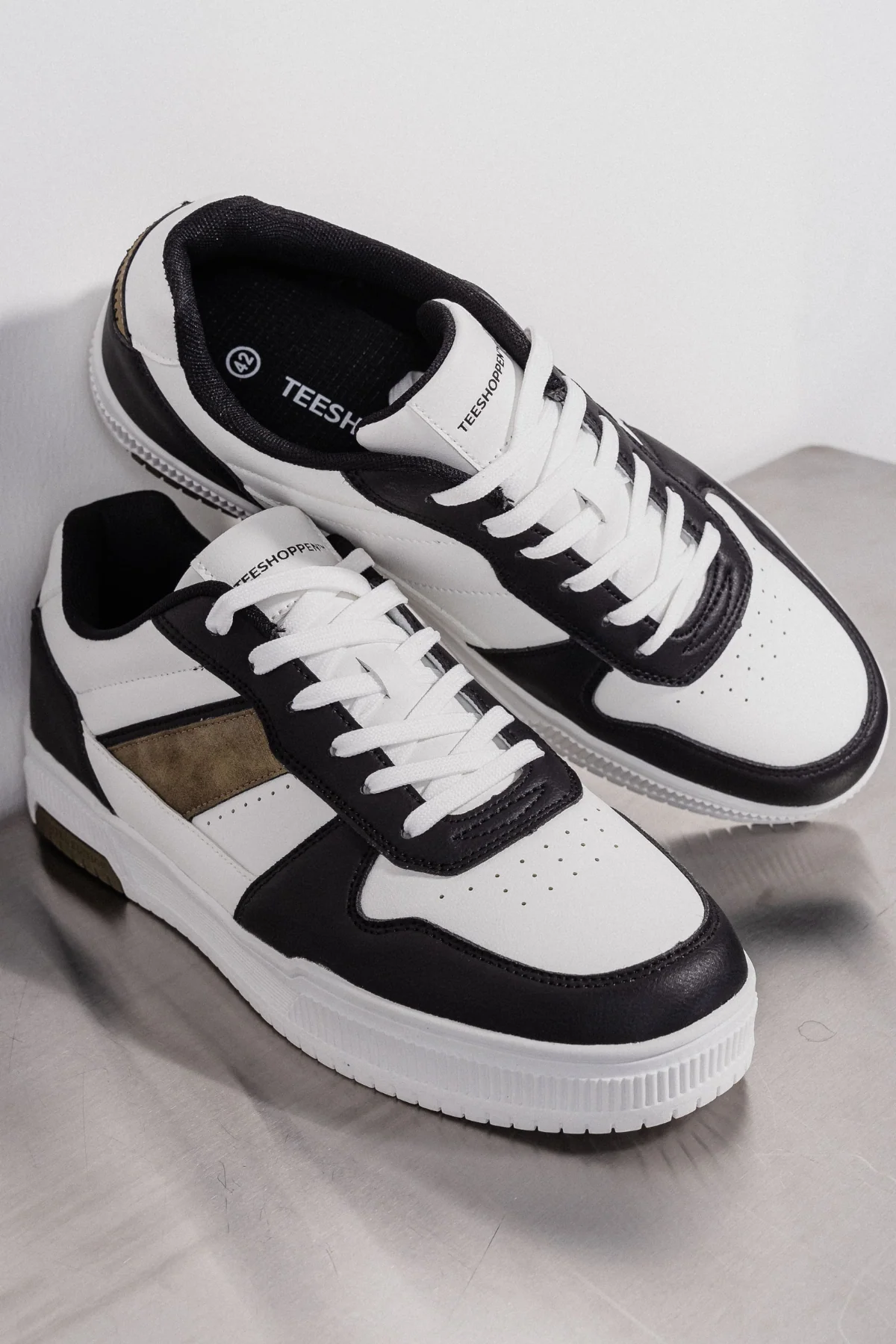 Klassischer Sneaker - Weiß/Schwarz/Khaki - Image 3