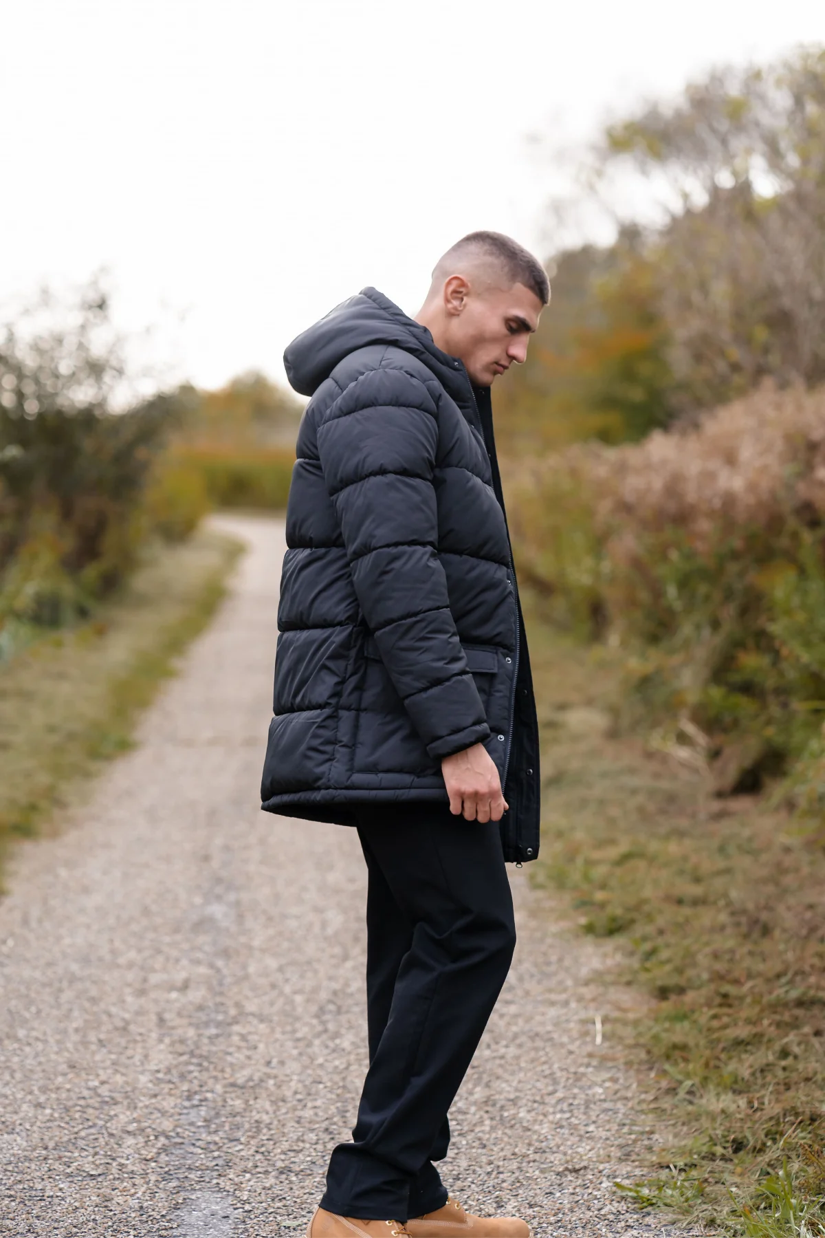 Lange Pufferjacke - Schwarz - Image 5