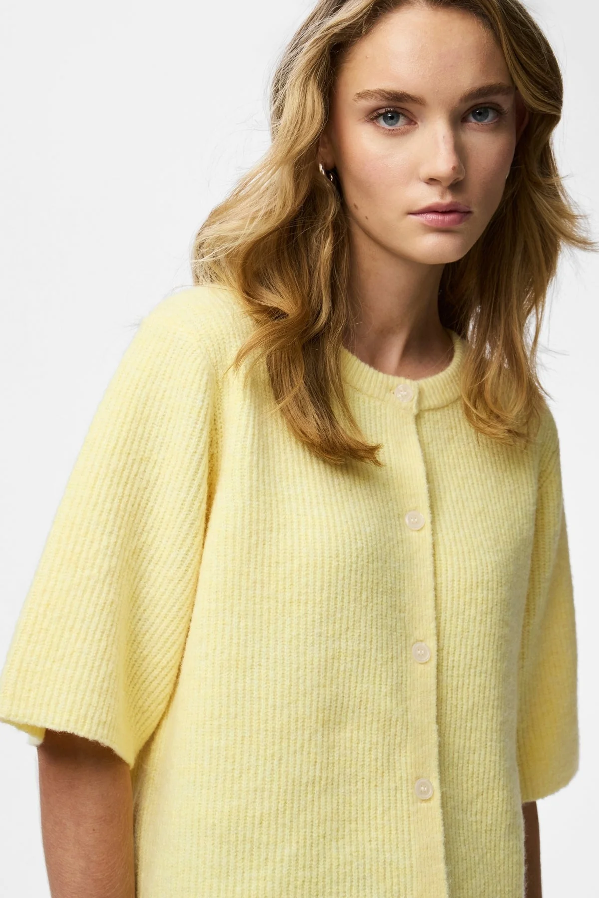 Silly Strickjacke mit O-Ausschnitt – Pale Banana Melange - Image 3