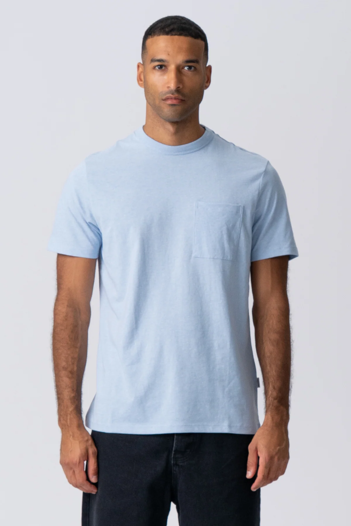 T -Shirt mit Tasche - hellblau - Image 3
