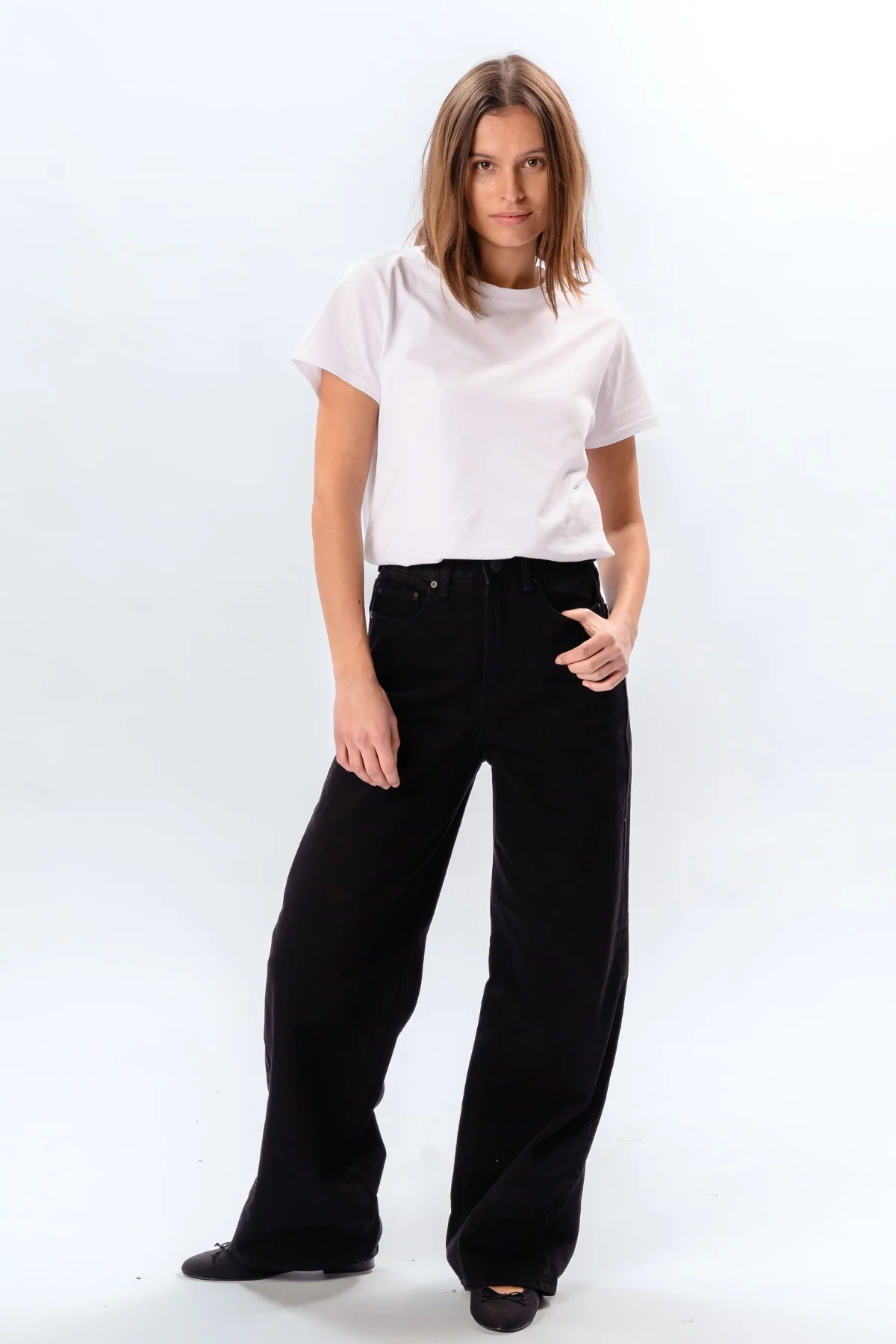 The Original Performance Breite Jeans - schwarzer Denim - Image 4