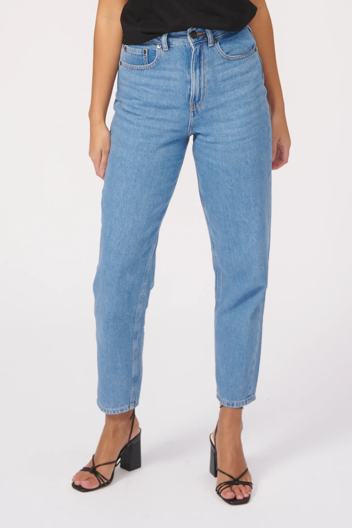 The Original Performance Mom Jeans - Hellblauer Denim - Image 7