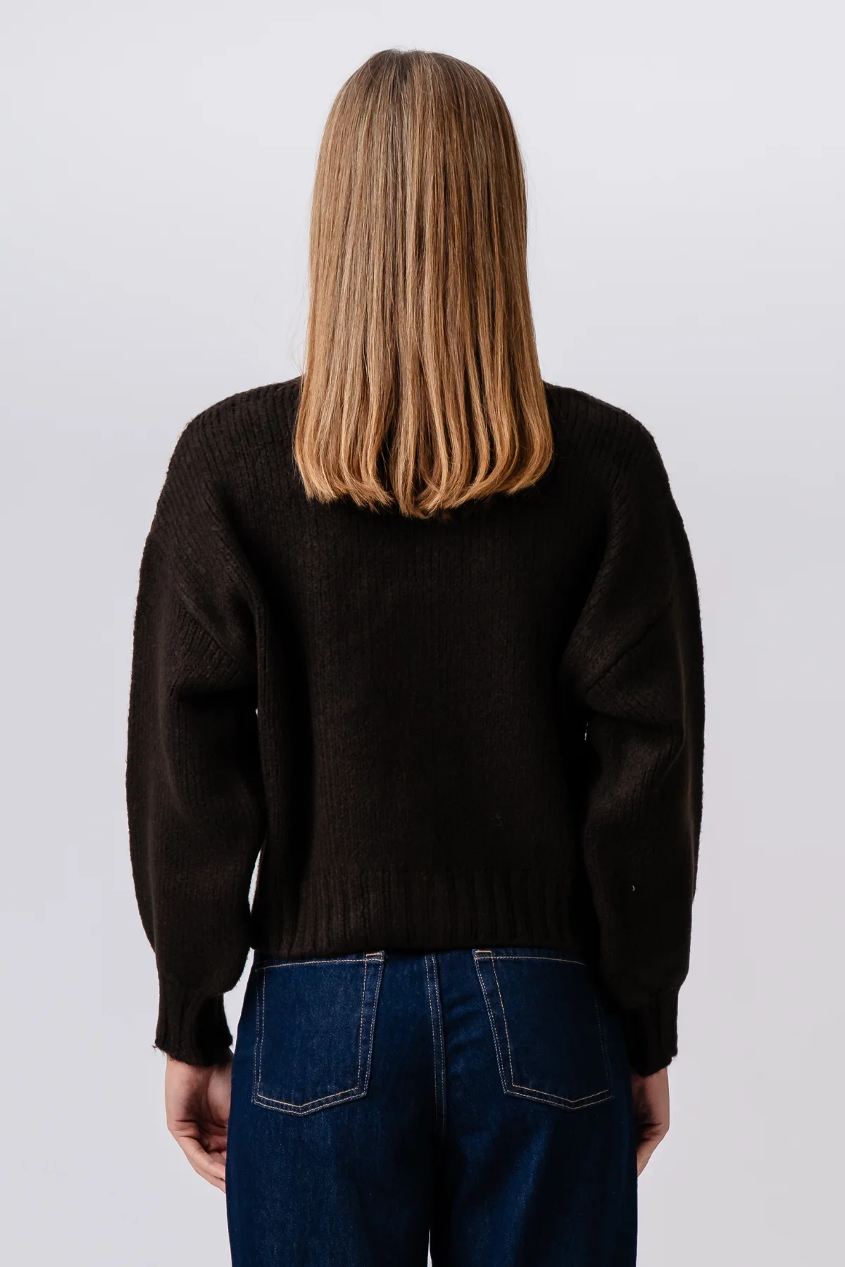 Strickjacke mit V-Ausschnitt – Braun - Image 3