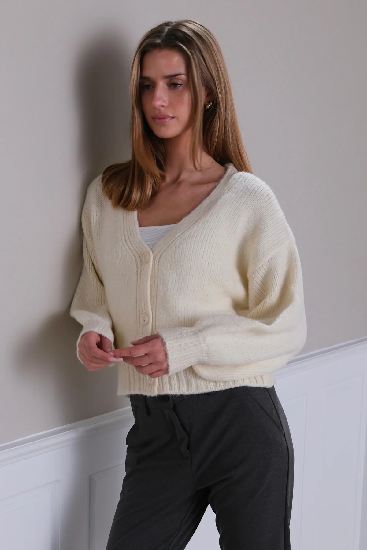 Strickjacke mit V-Ausschnitt – Ecru - Image 2